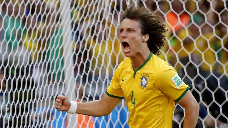 <p>David Luiz corre para comemorar gol contra o Chile</p>