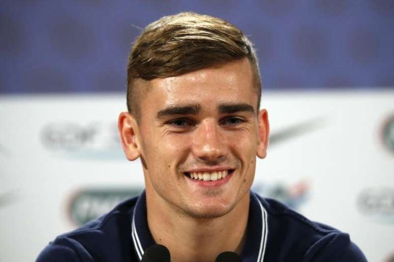 Jogador francês Antoine Griezmann em entrevista à imprensa em Ribeirão Preto. 16/6/ 2014.