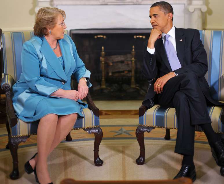 <p>A presidente do Chile, Michelle Bachelet, participa de&nbsp;reuni&atilde;o com o presidente dos EUA, Barack Obama, em 23 de junho de 2009, no Sal&atilde;o Oval da Casa Branca, em Washington, DC</p>