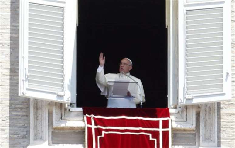 Benção as fiéis no Vaticano na manhã deste domingo