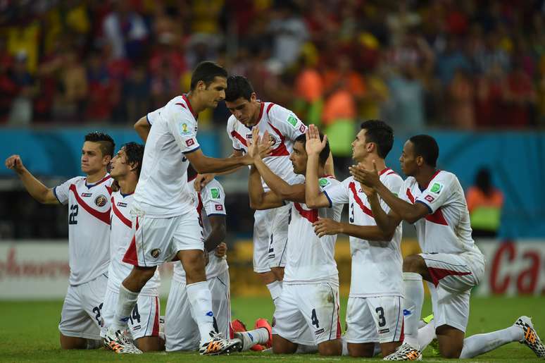 Equipe da Costa Rica comemora cobrança de pênalti na Arena Pernambuco