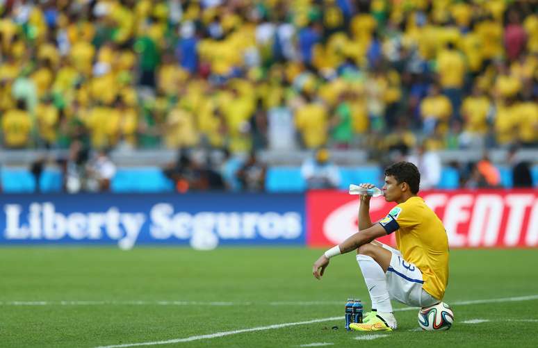 <p>Thiago Silva foi criticado por não ter se unido ao restante do grupo nos momentos que antecederam as cobranças das penalidades</p>
