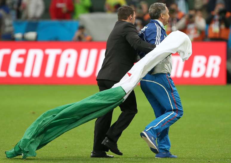 Um torcedor carregando a bandeira da Argélia invadiu o gramado do Estádio Beira-Rio, em Porto Alegre, antes do início do jogo contra a Alemanha, válido pelas oitavas de final; ele foi detido pelos seguranças e retirado do campo