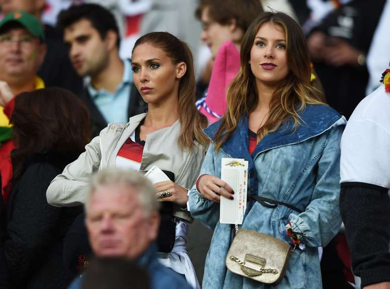 <p>A decisão entre Alemanha e Argélia teve um brilho diferente na arquibancada do Estádio Beira-Rio, em Porto Alegre, para três jogadores alemães: as suas namoradas. Na foto, Ann-Kathrin Brommel, namorada de Goetze, e Montana Yorke, namorada de Schurrle</p>