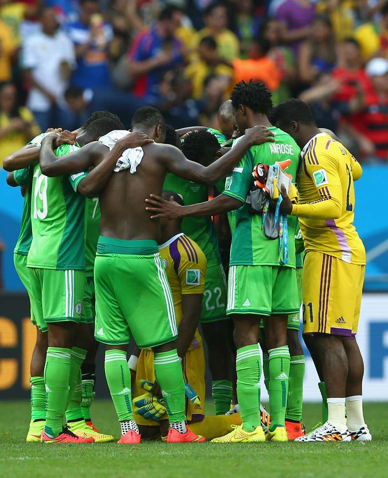 <p>A derrota por 2 a 0 para a Fran&ccedil;a acabou com o sonho da Nig&eacute;ria de permanecer na Copa. Ao final da partida, os jogadores deixaram o Est&aacute;dio Man&eacute; Garrincha, em Bras&iacute;lia, visivelmente abatidos. Na foto, jogadores nigerianos se abra&ccedil;am ao final do jogo</p>