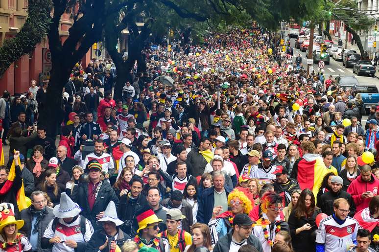 Antes de jogo decisivo, torcedores da Alemanha e Argélia tomam conta dos arredores do Estádio Beira-Rio, em Porto Alegre, antes do jogo; fantasiados e com o rosto pintados, torcedores deixam claro os seus favoritos na disputa