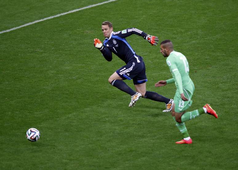 <p>Neuer deixa gol para disputar bola com atacante argelino</p>
