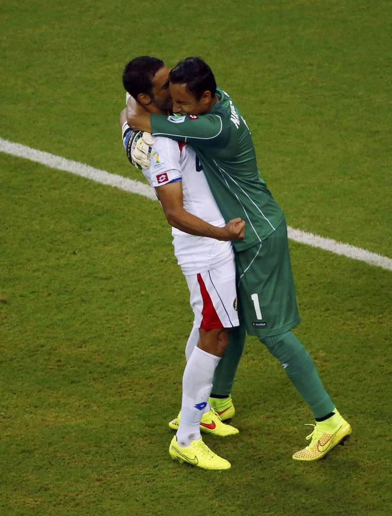 Keylor Navas dá abraço emocionado em Michael Umaña após classificação da Costa Rica ser confirmada