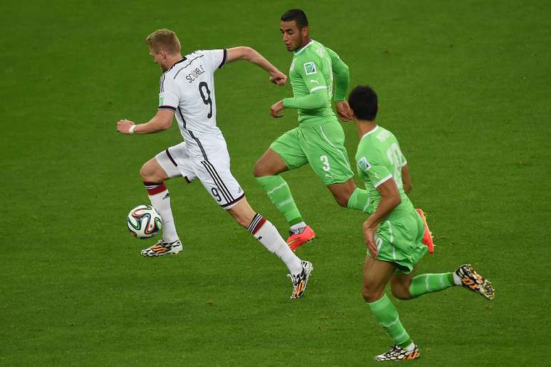 <p>Schürrle tenta escapar da marcação argelina: alemães encontraram muitos problemas para criar chances</p>