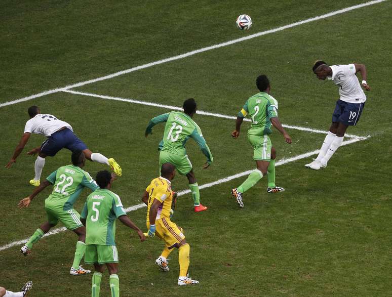 <p>França teve trabalho, mas fez dois gols na reta final do segundo tempo para avançar no confronto</p>