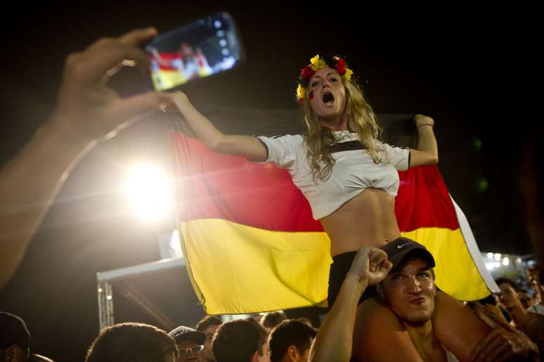 <p>Torcedores da Alemanha e da Argélia sofrem, gritam e vibram pela disputa que define o destino das duas seleções no Mundial. A partida, que aconteceu no Estádio Beira-Rio, em Porto Alegre, foi transmitida na Fifa Fan Fest, montada nas areias de Copacabana. O jogo terminou em 2 a 1, na prorrogação, para a Alemanha, que se classificou.</p>