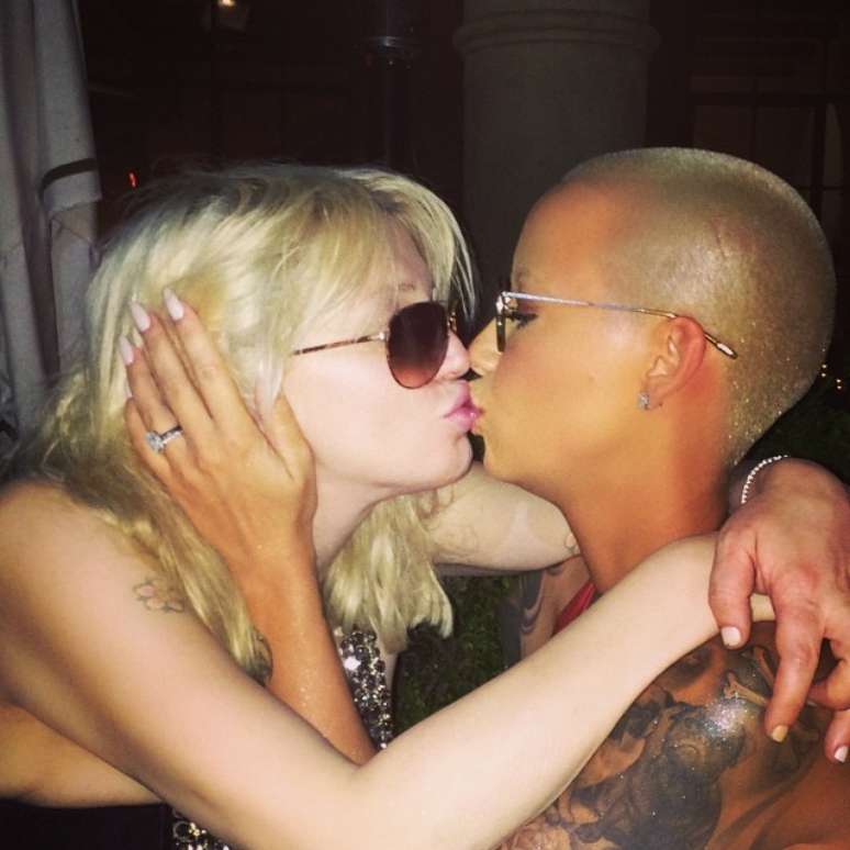 <p>Courtney e Amber se animaram durante a noite</p>