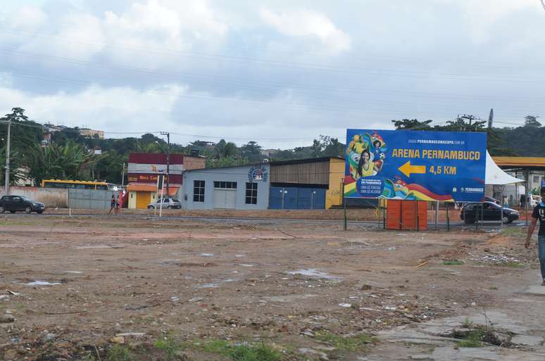 No Loteamento S&atilde;o Francisco, milhares de torcedores passaram por &aacute;rea onde casas foram destru&iacute;das e nada constru&iacute;do
