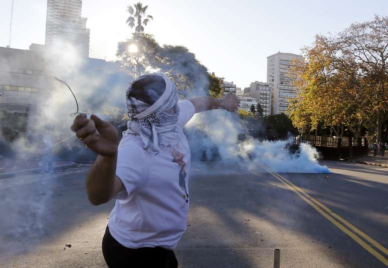 <p>Protesto violento em frente à Embaixada dos EUA em Buenos Aires contra os chamados "fundos abutres"</p>