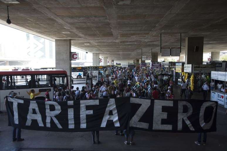 Manifestantes fazem protesto e dançam quadrilha na Rodoviária de Brasília por tarifa zero no transporte público