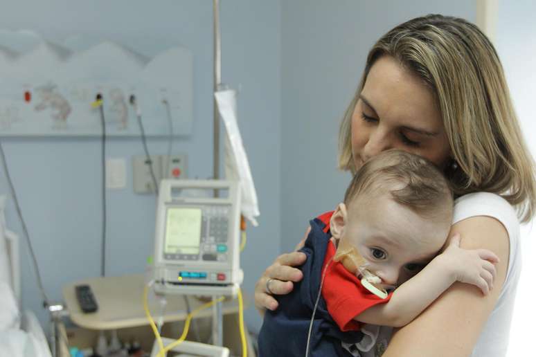 Pedrinho no colo da mãe, Aline: "Temos pressa. O Pedrinho tem pressa"