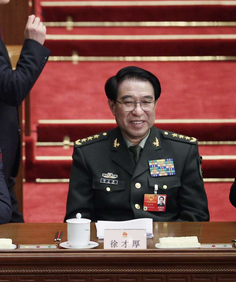 <p>Nesta imagem de arquivo, o vice-Presidente da Comissão Militar Central da China, Xu Caihou assiste à cerimónia de abertura do Parlamento chinês, o Congresso Nacional do Povo, no Grande Salão do Povo, em Pequim, em 5 de março de 2012</p>