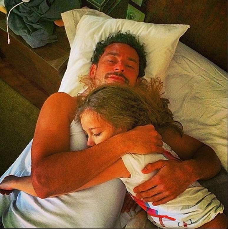 "Esse abra&ccedil;o come&ccedil;ou no s&aacute;bado a noite e s&oacute; terminou agora de manh&atilde;", postou o atleta