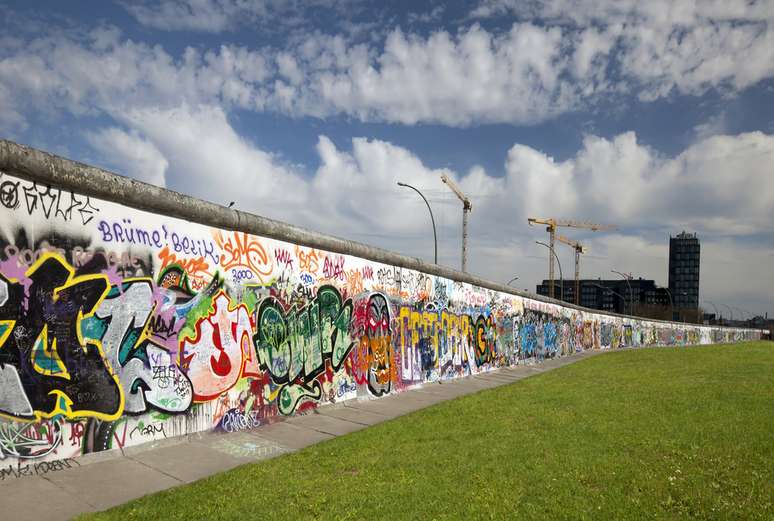 Muro de Berlim - Hoje em dia restam apenas alguns traços do muro que dividiu a Alemanha durante a Guerra Fria, um símbolo da divisão do mundo na época. Construído em 1961 e destruído em 1989, foram preservados alguns trechos e construídos memoriais ao longo do seu trajeto para relembrar a divisão e celebrar a reunificação do país