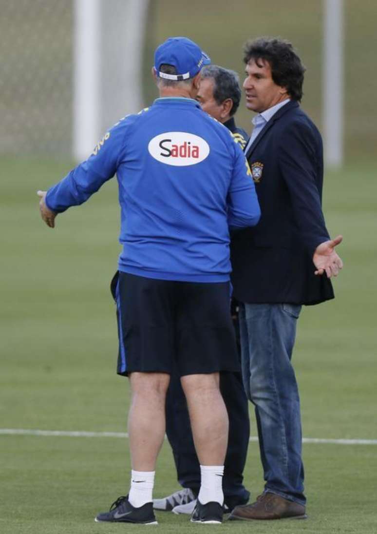 Diretor de comunicação da CBF, Rodrigo Paiva, conversa com o técnico Felipão em treino do Brasil nesta segunda-feira.