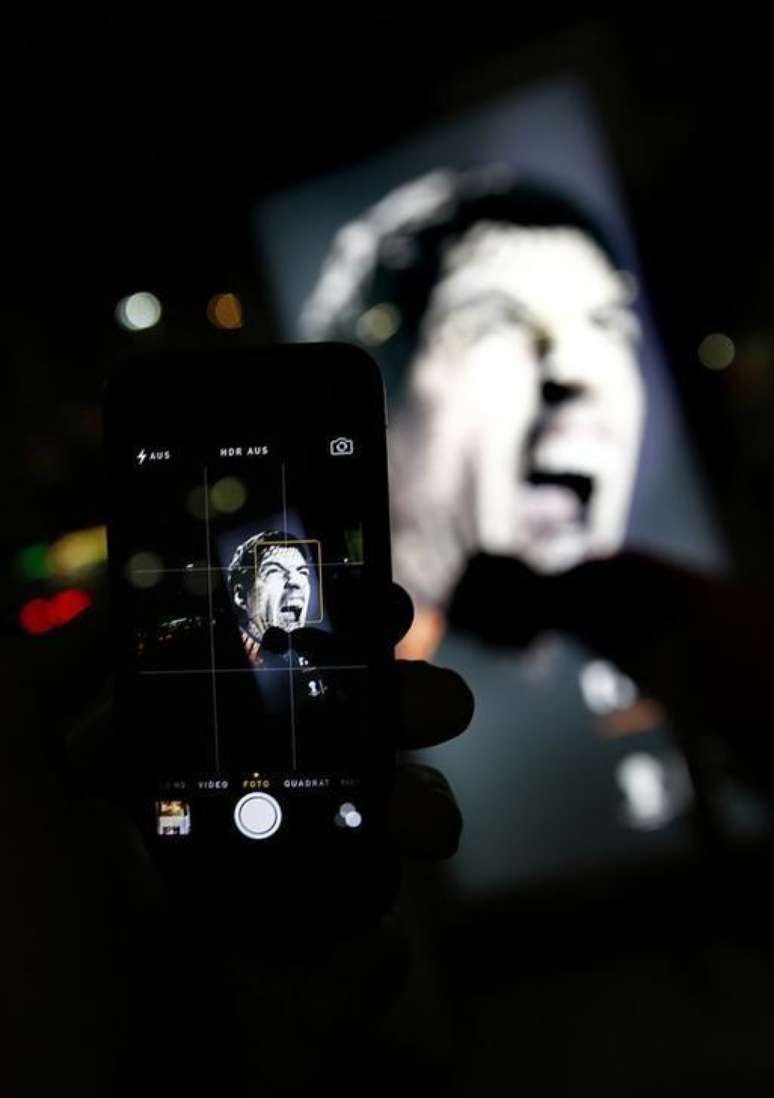 Uma pessoa tira foto de anúncio publicitário do atacante uruguio Luis Suárez em Copacabana, Rio de Janeiro.  26/6/2014.