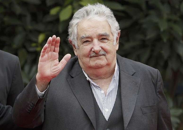 Presidente do Uruguai, José Mujica, acena para imprensa durante encontro do G77 + China em Santa Cruz de la Sierra. 15/6/2014