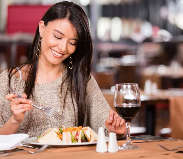 Comer de três em três e horas e mastigar devagar são dois cuidados muito importantes para manter o peso, principalmente no inverno. Se mastigarmos com calma e bem, a quantidade de alimentos consumida será consideravelmente reduzida, afirma Karla Leal, nutricionista da PronoKal Brasil 