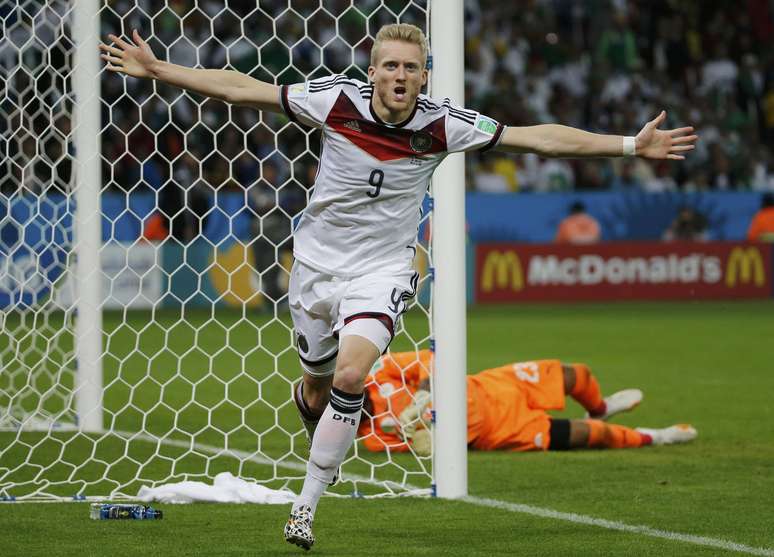 <p>Schürrle comemora o primeiro gol em cima da Argélia em partida das oitavas de final no Beira-Rio. A Alemanha venceu por 2 a 1 e garantiu a vaga nas quartas de final da Copa do Mundo.</p>