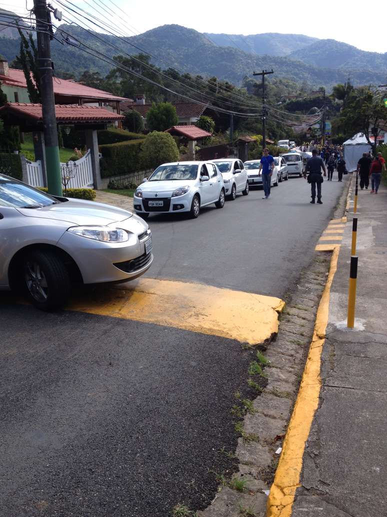 <p>Carro aproveita passagem do ônibus da Seleção e tenta burlar segurança, causando tumulto na porta do condomínio na Granja Comary</p>