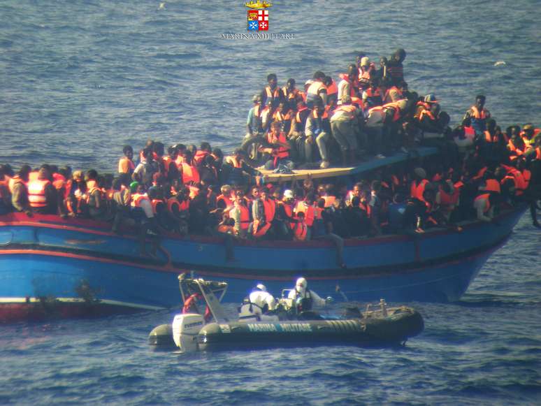 <p>Foto divulgada&nbsp;pela Marinha italiana, em 30 junho,&nbsp;mostra um barco lotado de imigrantes durante uma das opera&ccedil;&otilde;es de resgate na costa da Sic&iacute;lia</p>