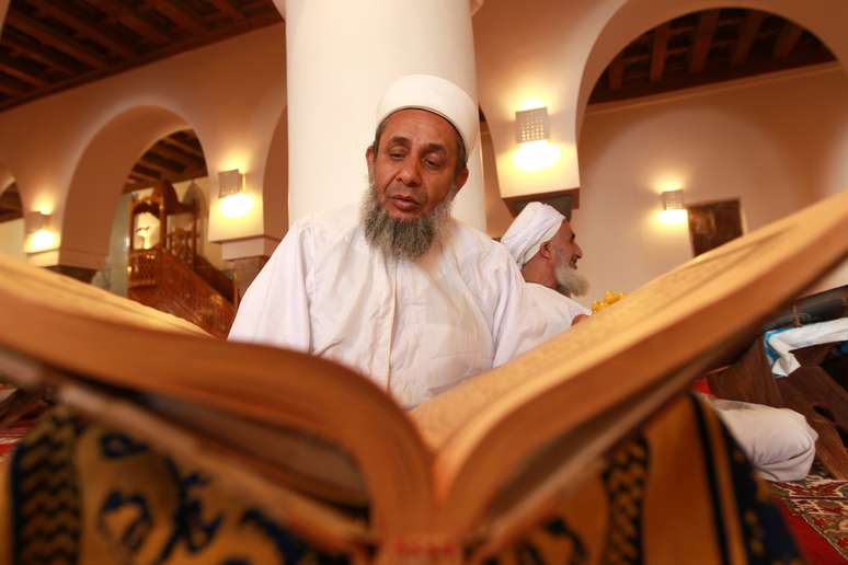 <p>Muçulmano iemenita lê o Alcorão, durante o mês de jejum do ramadã, em 30 de junho</p>