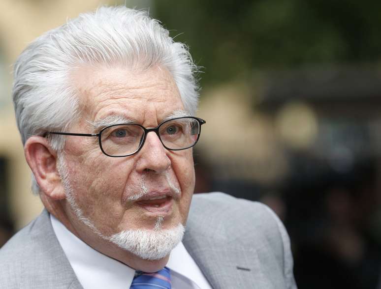 <p>O apresentador Rolf Harris chega ao tribunal em Londres, em 26 de junho</p>