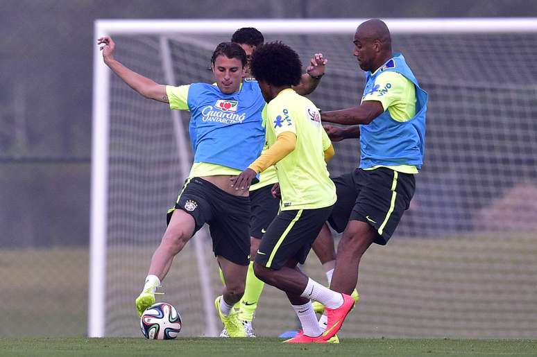 Zagueiro Henrique também participou do treino e fez passes com os outros jogadores
