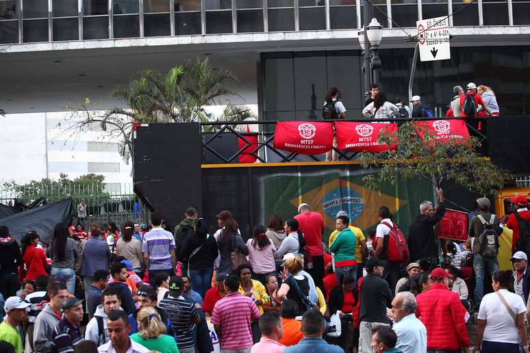 Movimentação dos militantes do MTST em frente à Câmara Municipal de São Paulo