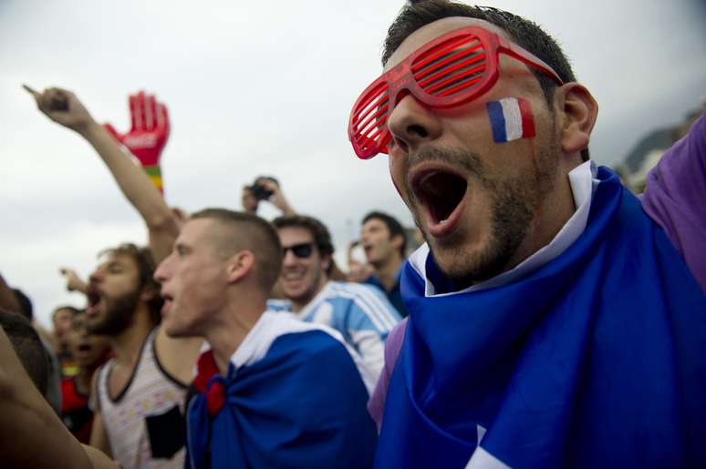 <p>Franceses comemoram vitória e classificação as quartas nas areias de Copacabana</p>