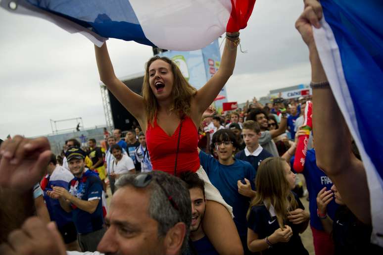 Copacabana foi colorida de verde, vermelho, azul e branco graças aos torcedores de França e Nigéria, que assistiram ao jogo entre as seleções nesta segunda-feira. Após vitória francesa, torcida azul e branca comemorou