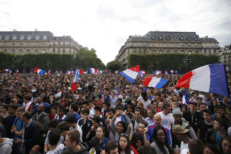 <p>Ruas pr&oacute;ximas ao pr&eacute;dio da prefeitura da cidade de Paris est&atilde;o lotadas nesta segunda-feira. Parisienses se reuniram no local para assistir &agrave; partida decisiva contra a Nig&eacute;ria, pelas oitavas de final da Copa do Mundo&nbsp;</p>