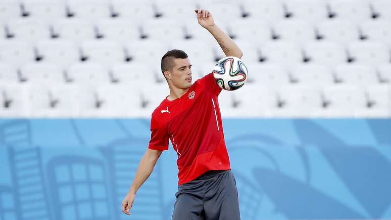 <p>Jogador suíço Granit Xhaka domina a bola em treino na Arena Corinthians, onde o time enfrentará a Argentina pelas oitavas de final da Copa do Mundo na próxima terça-feira</p>