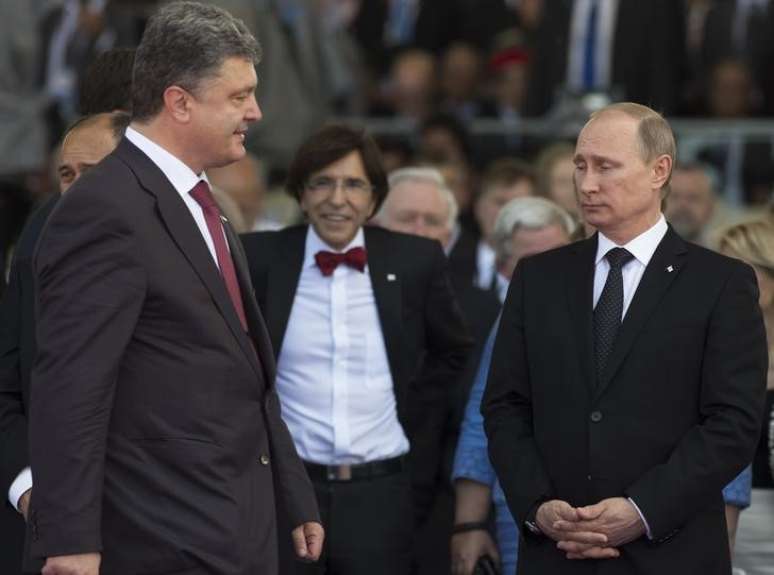 <p>O presidente Petro Proshenko encontra o presidente&nbsp;Vladimir Putin durante a&nbsp;cerim&ocirc;nia de comemora&ccedil;&atilde;o do 70 &ordm; anivers&aacute;rio do Dia D na Normandia, em 06 de junho</p>