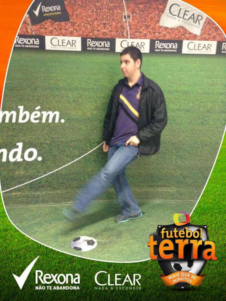 No clima da Copa, muitos paulistanos estão demonstrando sua paixão pela Seleção ou por seus times do coração circulando uniformizados pela cidade. Na última semana, quem passou pela estação Paulista da Linha 4-Amarela do Metrô aproveitou para treinar cobranças de pênaltis em um simulador virtual montado pelo Terra no local. Cada chute é registrado em uma foto que a pessoa pode publicar no Facebook, com a hashtag #terrafutebol  