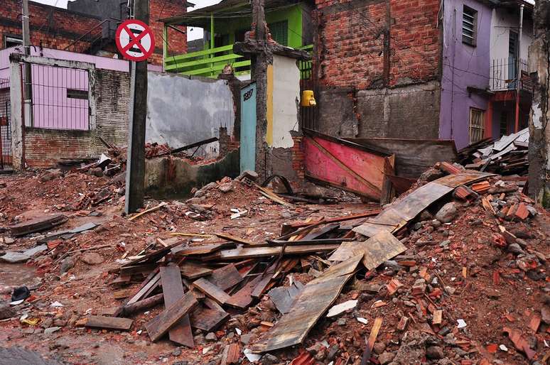 Dos que resistiram às remoções ou não tiveram suas casas ameaçadas, poucos trocaram o conforto do lar para assistir, debaixo de muita chuva, ao difícil embate das seleções sul-americanas nos telões montados pela prefeitura