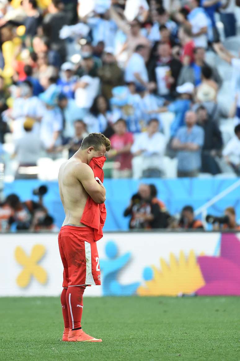 <p>Ap&oacute;s gol marcado no final da prorroga&ccedil;&atilde;o pela Argentina, os jogadores da Su&iacute;&ccedil;a lamentaram a elimina&ccedil;&atilde;o e muitos acabaram chorando no gramado da Arena Corinthians, em S&atilde;o Paulo. Na foto, Xherdan Shaqiri chora ao final do jogo.</p>