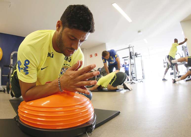 Os 11 jogadores que iniciaram a partida contra o Chile trabalharam na tarde desta terça-feira nos aparelhos da sala de musculação do Centro de Treinamento da Seleção Brasileira na Granja Comary, em Teresópolis. Na foto, o atacante Hulk