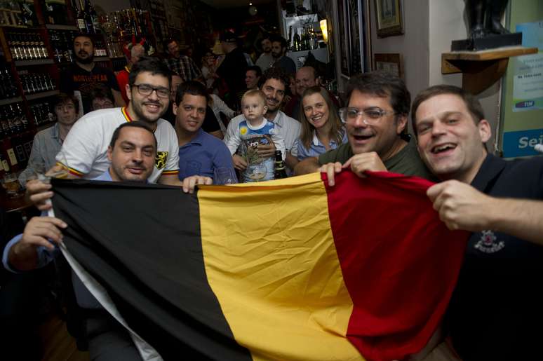 <p>No Rio de Janeiro, um bar belga reuniu torcedores dos Estados Unidos e da B&eacute;lgica para a disputa entre as duas sele&ccedil;&otilde;es, que aconteceu nesta ter&ccedil;a-feira na Arena Fonte Nova, em Salvador.&nbsp;A partida terminou com a vit&oacute;ria da sele&ccedil;&atilde;o belga, por 2 a 1, eliminando a equipe americana do Mundial e garantindo a vaga dos europeus nas quartas de final.&nbsp;</p>