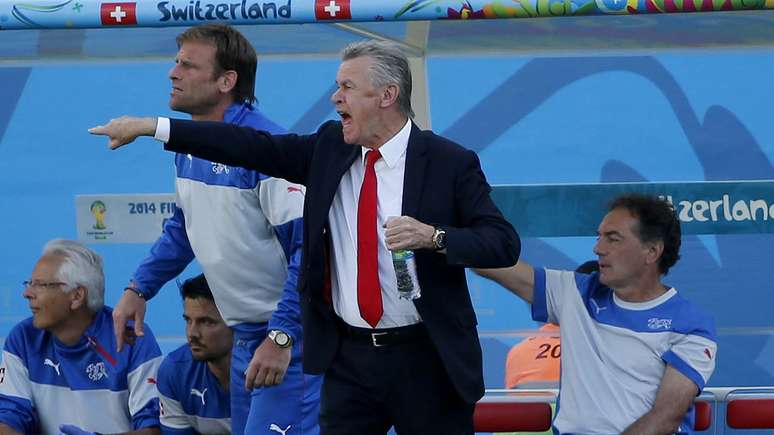 <p>Técnico da Suíça Ottmar Hitzfeld passa instruções ao time no jogo contra a Argentina</p>