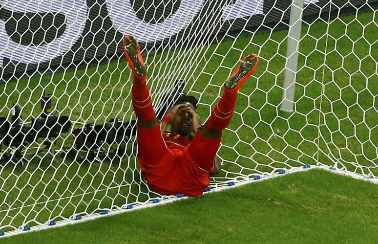Belga Origi se joga na rede após perder gol em partida contra os Estados Unidos em Salvador