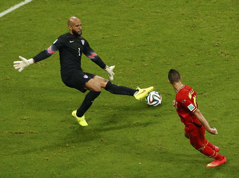 Mirallas recebe de Origi, invade a área sozinho e chuta na saída de Howard, que salva com a ponta do pé