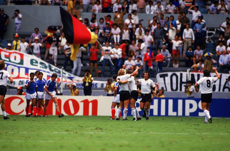 Alem&atilde;es comemoram resultado sobre a Fran&ccedil;a em 1986