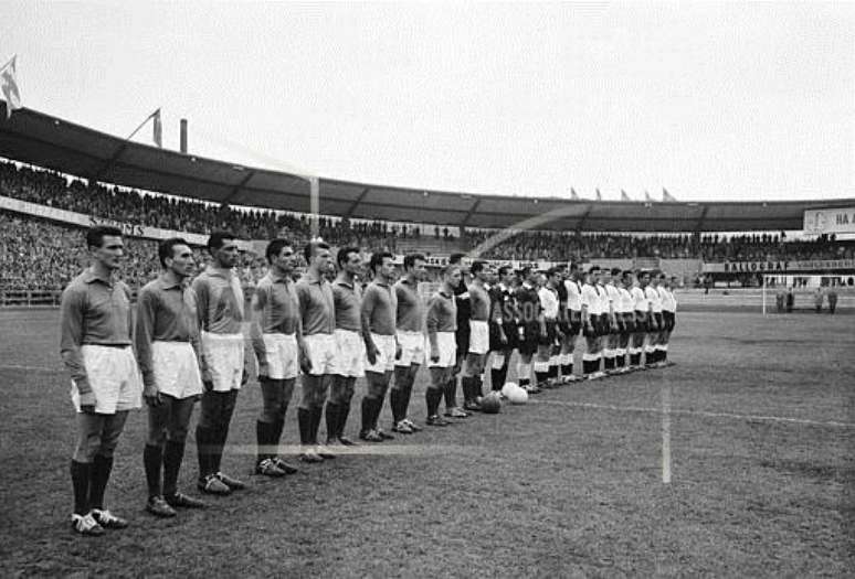 Franceses e alem&atilde;es perfilados antes da decis&atilde;o do terceiro lugar de 1958