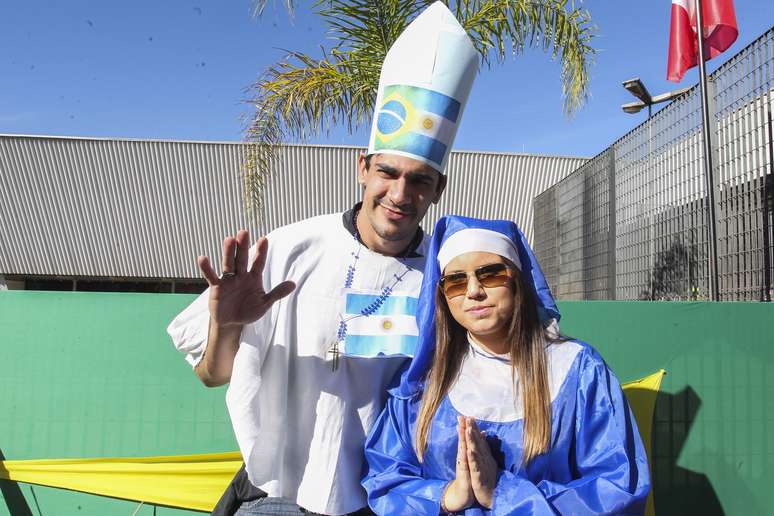 O casal paulistano Bruno Mercurio e Mariana Bernardeli deixou a rivalidade de lado e prestou homenagem ao papa Francisco para torcer pela Argentina 